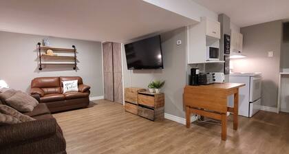 Peaceful Oasis Private Basement Suite With Queen Bed & Full Kitchen