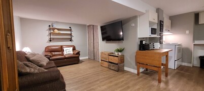 Peaceful Oasis Private Basement Suite With Queen Bed & Full Kitchen