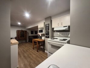 Interior - Peaceful Oasis Private Basement Suite With Queen Bed & Full Kitchen (Shawinigan)