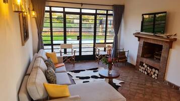 Deluxe Suite, Mountain View | Living area