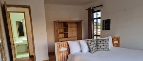 Suite Deluxe, vista a la montaña | Escritorio, espacio para trabajar con laptop y cortinas blackout