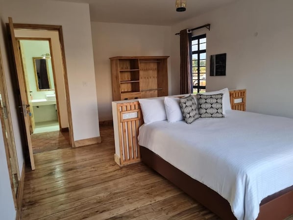 Suite Deluxe, vista a la montaña | Escritorio, espacio para trabajar con laptop y cortinas blackout 