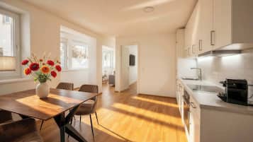 Fridge, oven, stovetop, dishwasher