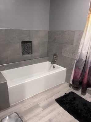 Towels, soap, toilet paper - Beautiful 3-bedroom house near FAMU and FSU (Tallahassee)