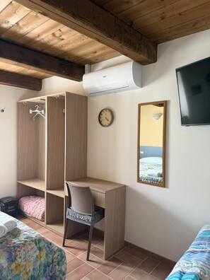 Superior-Dreibettzimmer | Schreibtisch, laptopgeeigneter Arbeitsplatz, kostenloses WLAN