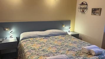 Quarto triplo superior | Escrivaninha, espaço de trabalho para notebook, Wi-Fi de cortesia