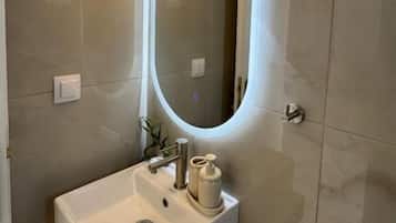Dusche, Haartrockner, Handtücher