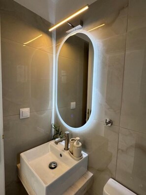 Shower, hair dryer, towels - Stefanis House (Skiathos)