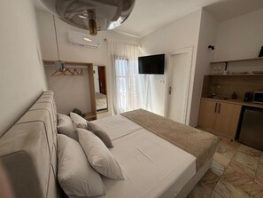 Deluxe Double Room, Balcony, City View | In-room safe, individually decorated, individually furnished