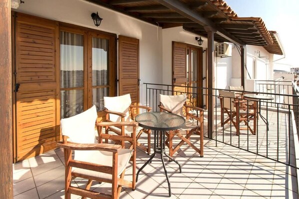 Outdoor dining - Stefanis House (Skiathos)