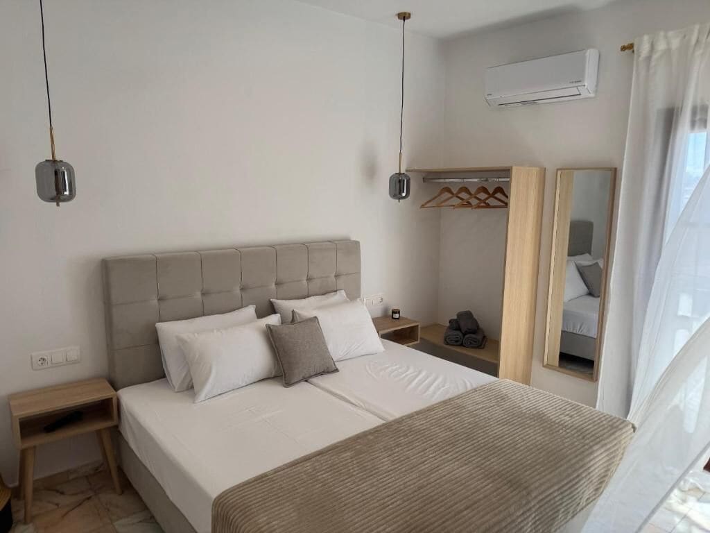 Doppia Deluxe, balcone, vista città | Una cassaforte in camera, con stile personalizzato