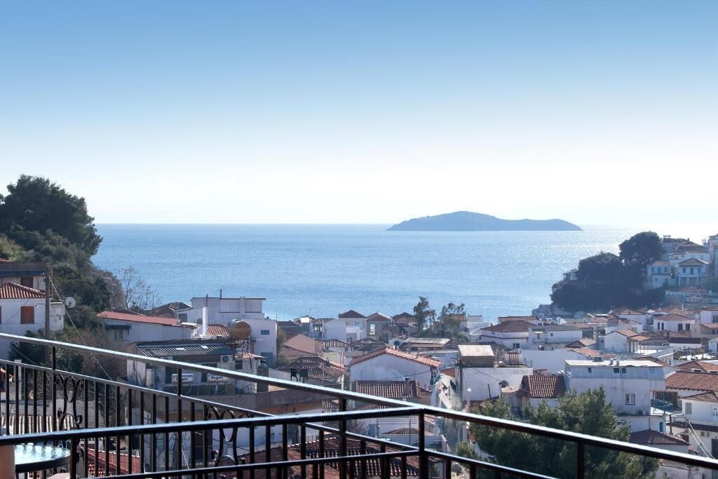 Chambre Triple, balcon, vue mer | Enceinte de l’hébergement