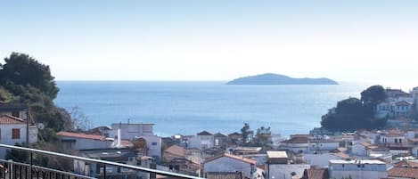 Habitación triple, balcón, vista al mar | Áreas de la propiedad