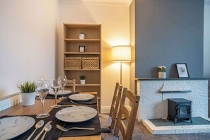 Dining - Walk to the Beach- Family-Friendly 4BR w/Parking (Blackpool)