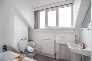 Shower, towels, shampoo - Walk to the Beach- Family-Friendly 4BR w/Parking (Blackpool)