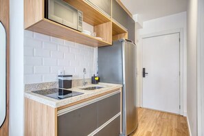 Wasserkocher mit Kaffee-/Teezubehör, Kühlschrank, Mikrowelle
