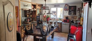 Fridge, microwave, oven, stovetop - Charming Provence Villa with Pool, Wi-Fi, and Air Conditioning (Rochegude)