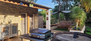 Outdoor dining - Charming Provence Villa with Pool, Wi-Fi, and Air Conditioning (Rochegude)