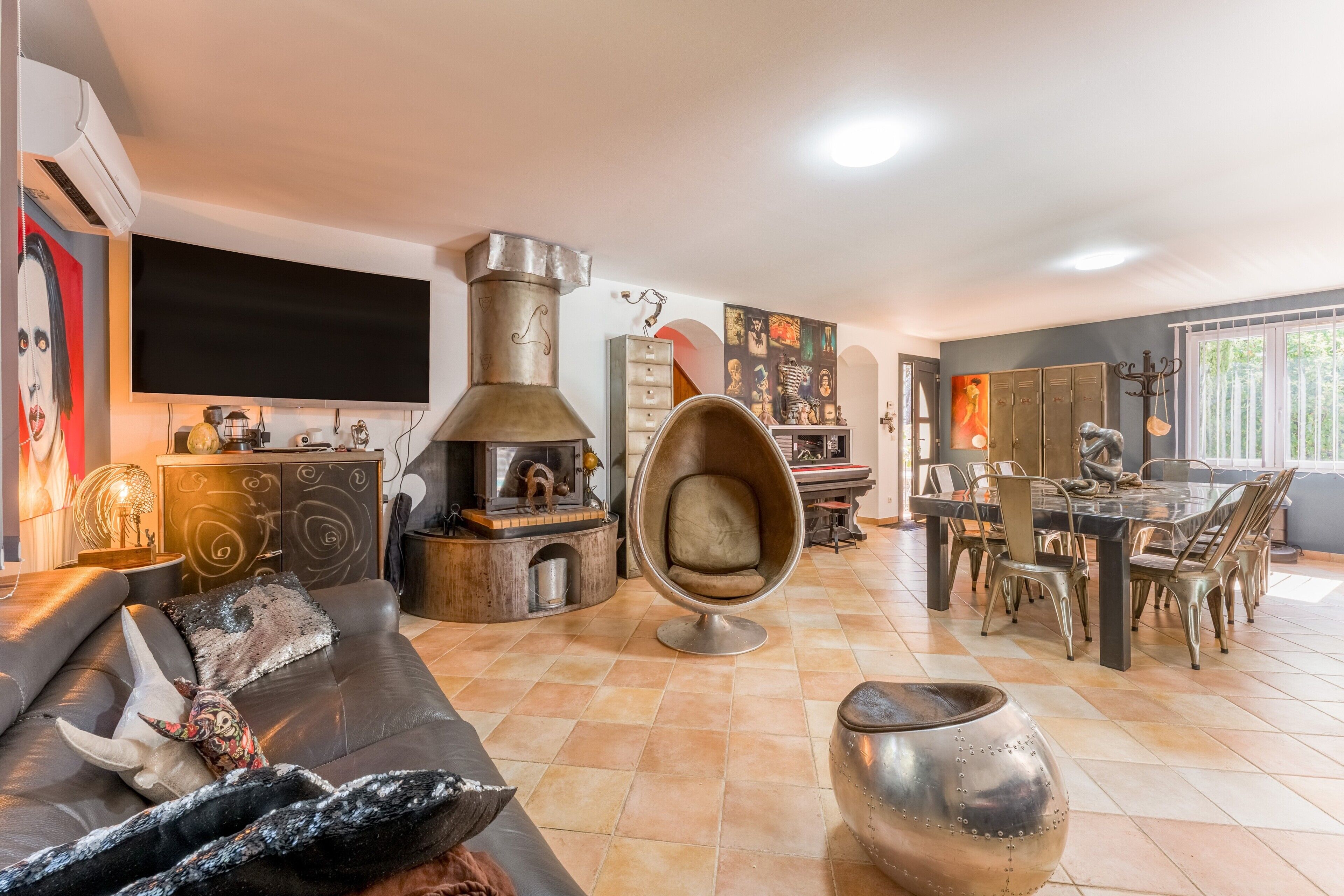 TV, fireplace