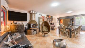TV, fireplace