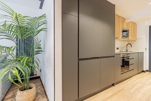 Fridge, microwave, oven, dishwasher - GuestReady - Modern apartment in the city centre (Madrid)
