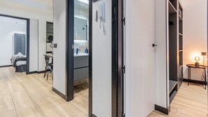 A modern interior with a bed, a desk, a bathroom, and a closet. - GuestReady - Modern apartment in the city centre (Madrid)