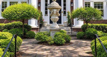 6-bedroom duplex In Lowry Hill next to Walker Art Center + 5 min to Downtown