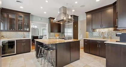 6-bedroom duplex In Lowry Hill next to Walker Art Center + 5 min to Downtown