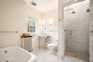 Dusche, Haartrockner, Bidet, Handtücher