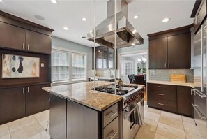 Private kitchen - 6-bedroom duplex In Lowry Hill next to Walker Art Center + 5 min to Downtown (Minneapolis)