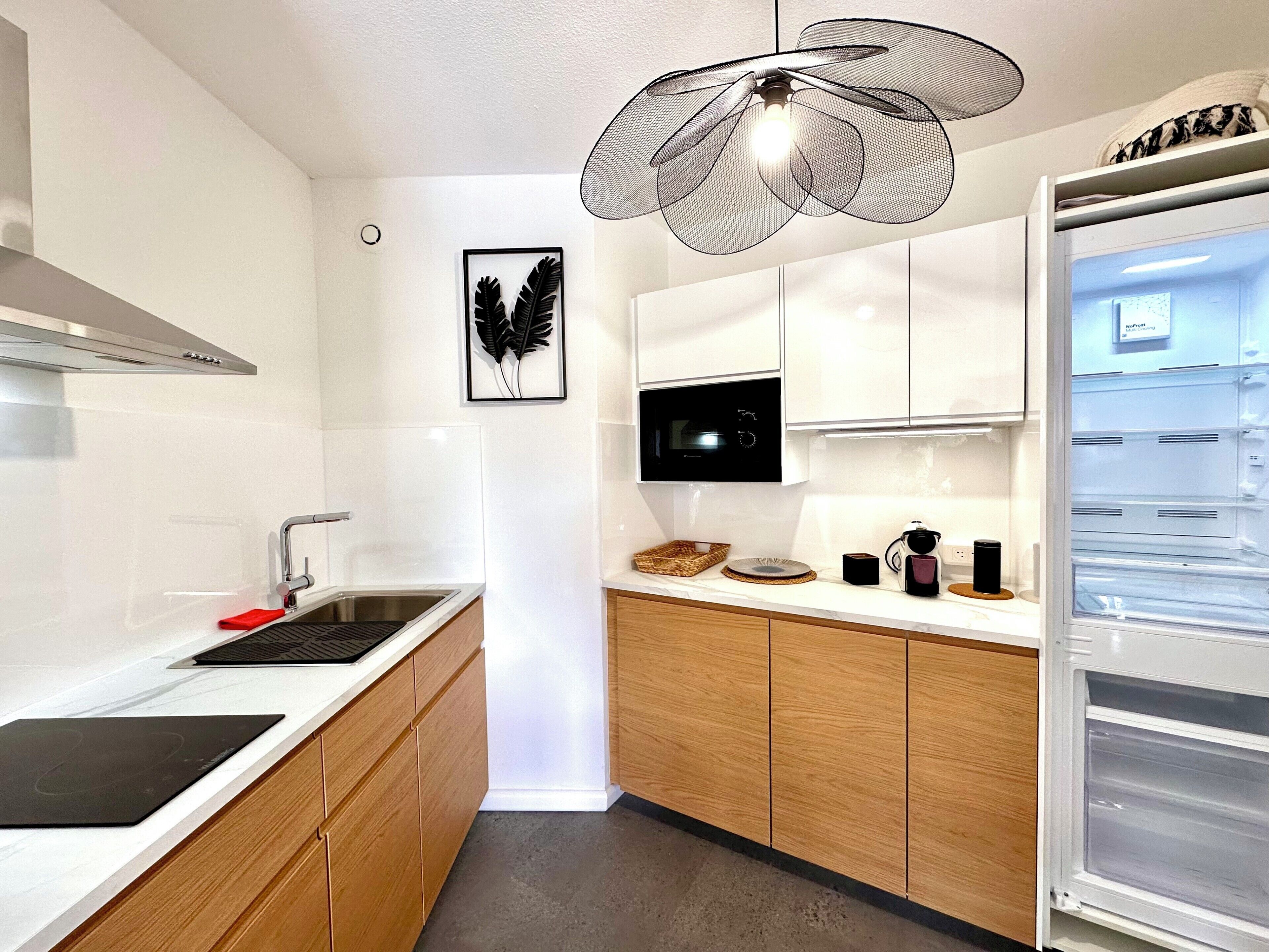 Coffee/tea maker, fridge, microwave