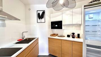 Coffee/tea maker, fridge, microwave