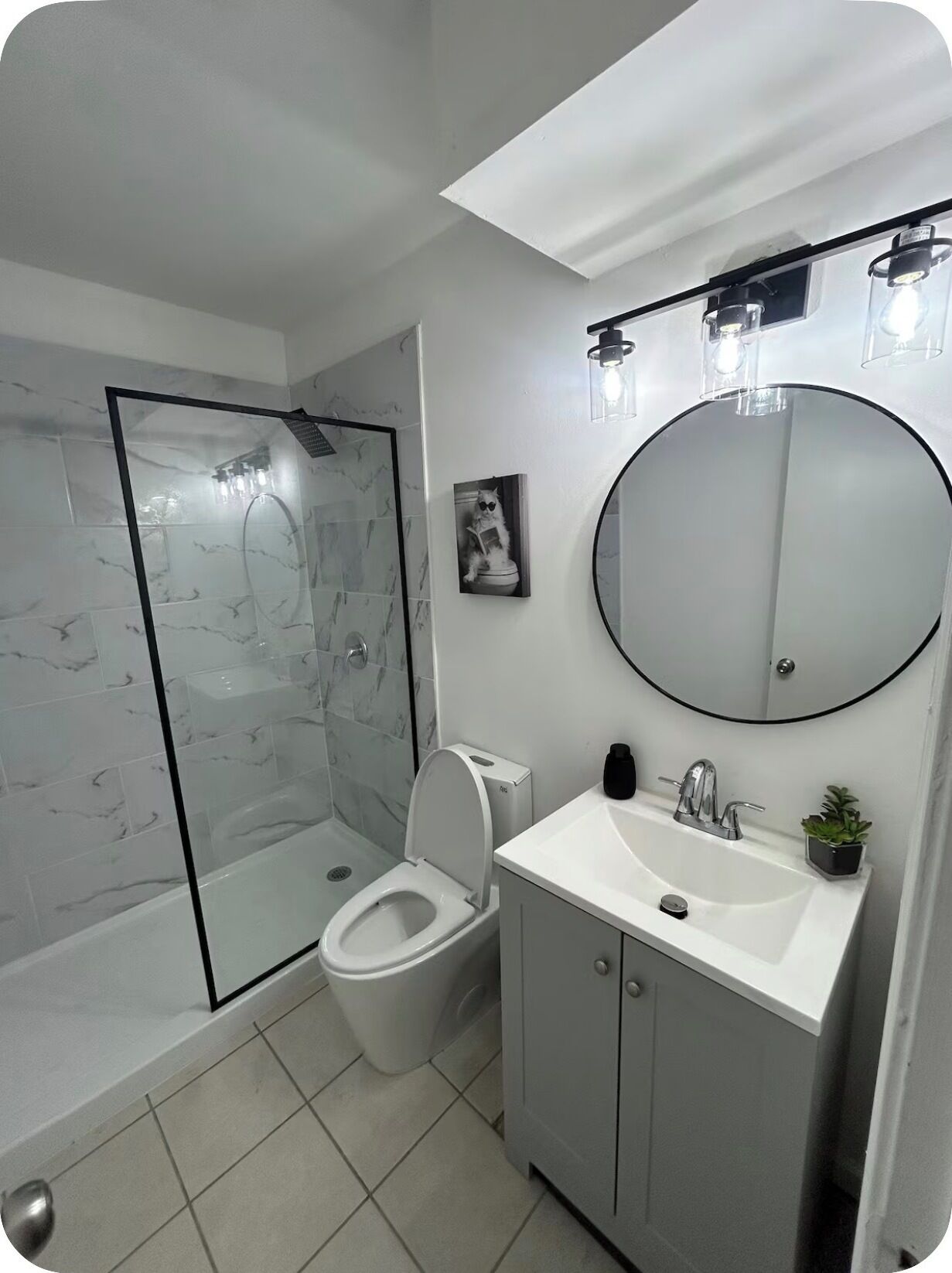 Een douche, handdoeken, zeep, toiletpapier