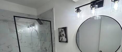 Regadera, toallas, jabón, papel de baño