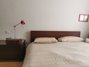 Iron/ironing board, WiFi, bed sheets - Comfortable Apartment Steps from the Red Metro Line (Milano)