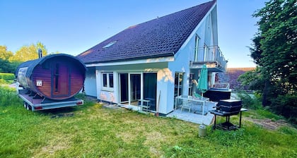 Ferienhaus 'Whirlpool Kicker Sauna Gruppenhaus' mit Bergblick, privater Terrasse und WLAN