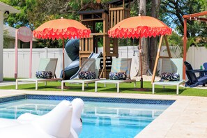 Una piscina al aire libre, una piscina climatizada