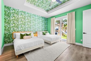 Tabla de planchar con plancha, wifi gratis y ropa de cama 