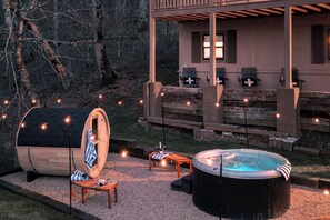 Outdoor spa tub