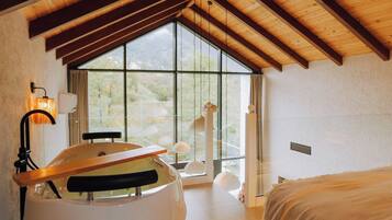 Luxury Villa, River View | Jetted bathtub