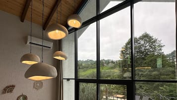 Villa de lujo, vistas al río | Escritorio y espacio para trabajar con un portátil