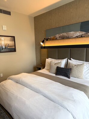Iron/ironing board, WiFi, bed sheets - Prime Avon Location | Riverfront + Walk Everywhere (Avon)