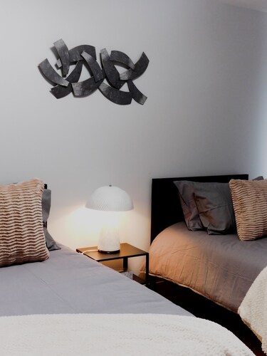 Spacious 3BR 2BA + AC | Dartmouth | Sleeps 7 | 2 Free Parkings | Near Halifax 