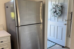 Interior - Lovely 1-bedroom condo with private beach access & 3 pools in Cape Canaveral. (Cape Canaveral)