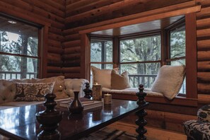 TV, fireplace, DVD player - Log cabin on the River minutes to Palisades (Truckee)
