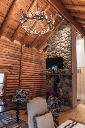 Interior - Log cabin on the River minutes to Palisades (Truckee)