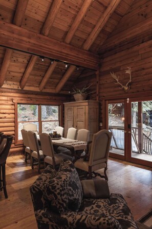 Interior - Log cabin on the River minutes to Palisades (Truckee)
