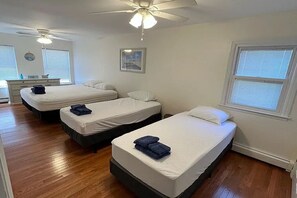 Room - Shore House, Beach + Boardwalk, Parking for 7, Point Pleasant Beach (Point Pleasant Beach)
