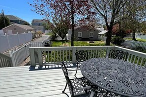 Outdoor dining - Shore House, Beach + Boardwalk, Parking for 7, Point Pleasant Beach (Point Pleasant Beach)