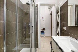 Shower, hair dryer, towels - Apartment 'Zia Nena' with Shared Garden, Wi-Fi and Air Conditioning (Zelo Buon Persico)